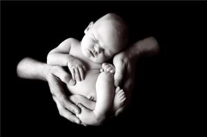 Holly in Daddy's Hands, taken by Sweet Chilli Philly Photography, Adelaide